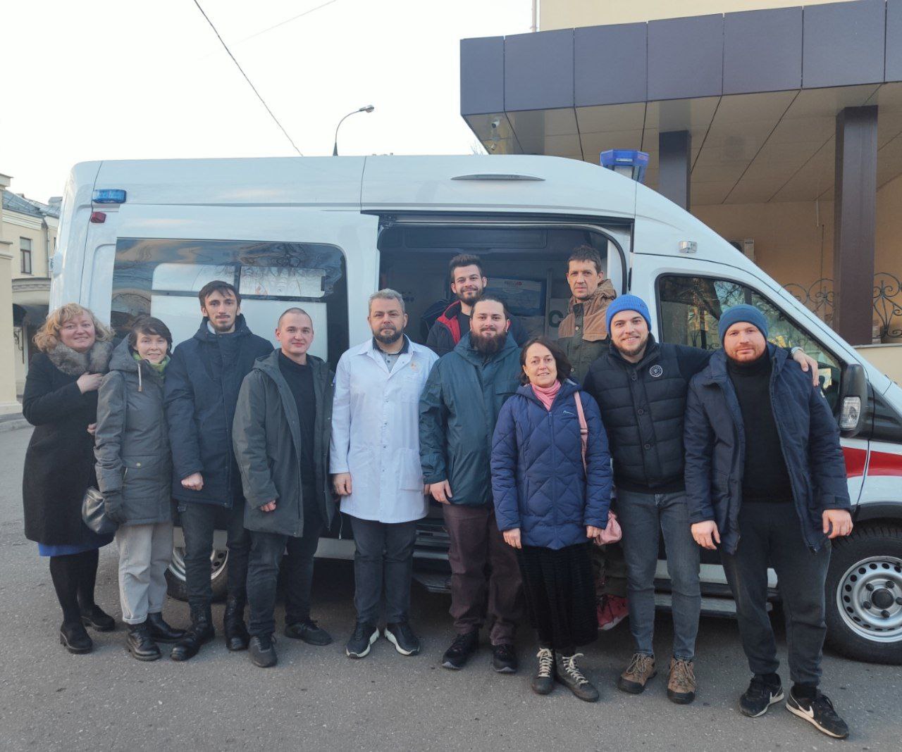 Добровольцы-семинаристы Сретенской Духовной Академии выехали в Мариуполь  ухаживать за больными в Армавире - Церковная помощь беженцам и пострадавшим  от военных действий